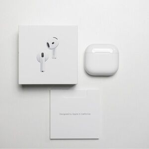 AppIe AirPods with Charging Case